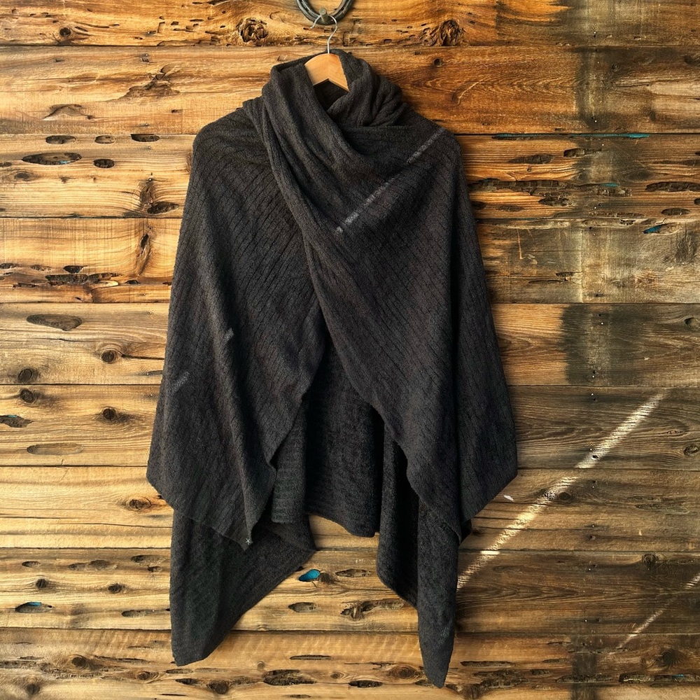 BAREFOOT DREAMS | Elegant Black Wrap Shawl OS